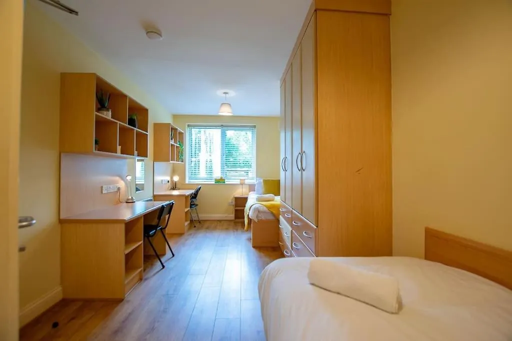 127 - Lovely 2 Bed Apartment With Parking Galway 0*,  Irlanda