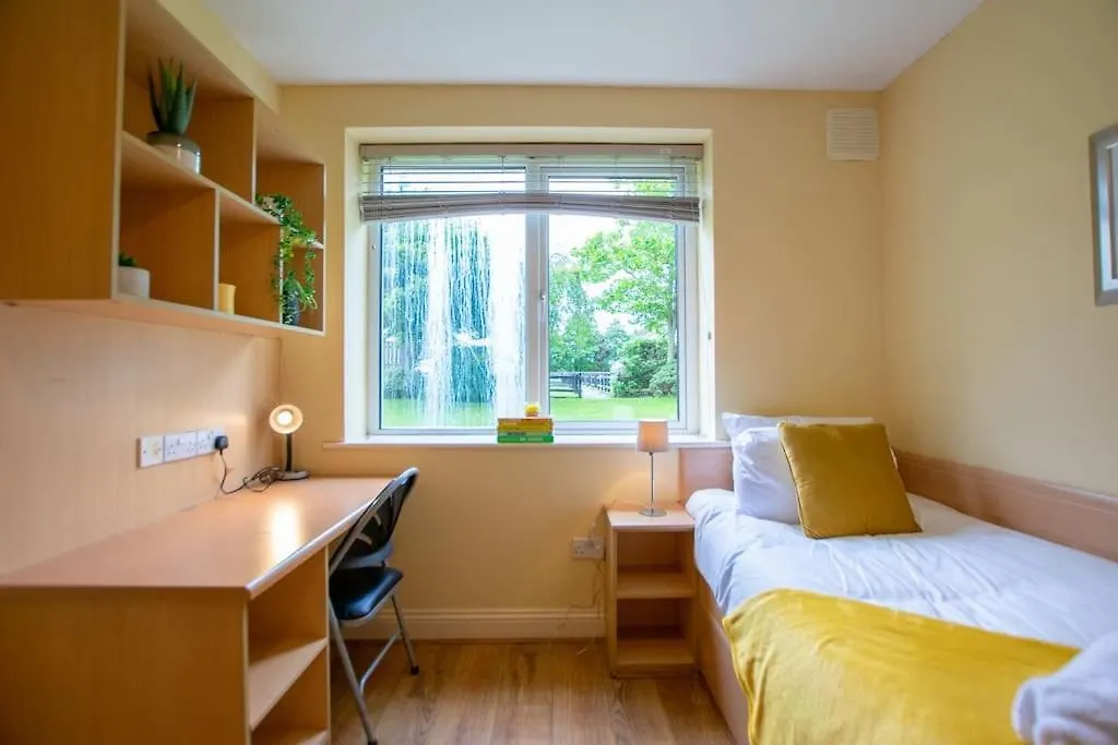 127 - Lovely 2 Bed Apartment With Parking Galway 0*,